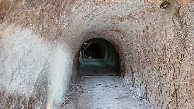 埼玉県比企郡の旅行で訪れた観光名所、吉見百穴の軍需工場跡