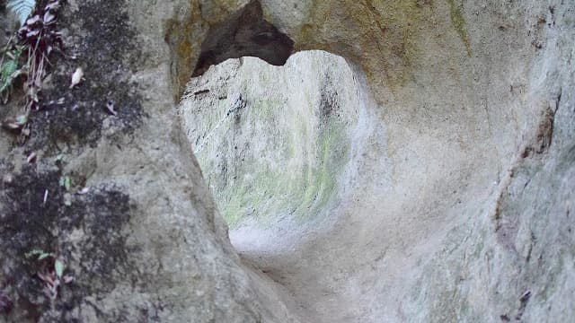 埼玉県比企郡の旅行で訪れた観光名所、岩室観音堂の胎内くぐり