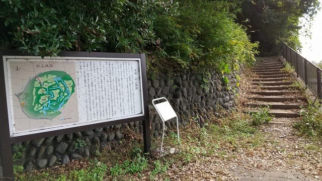 埼玉県比企郡の旅行で訪れた観光名所、武蔵松山城の本曲輪登口