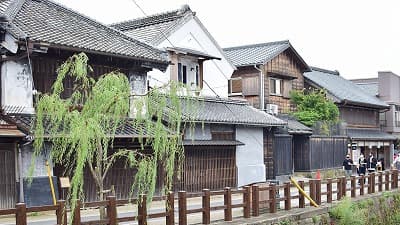 千葉県香取市の旅行で訪れた観光名所、川沿いの建物