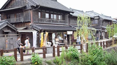 千葉県香取市の旅行で訪れた観光名所、川沿いの建物