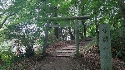 千葉県香取市の旅行で訪れた観光名所、護国神社の標石と鳥居