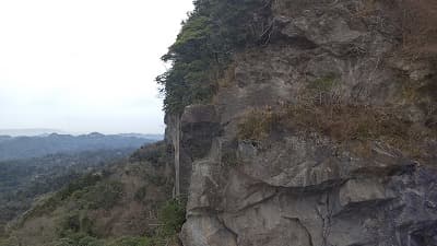 千葉県安房郡の旅行で訪れた観光名所、鋸山の岩肌