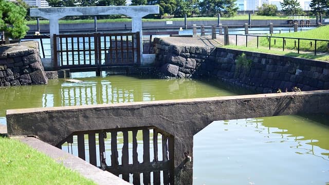 東京都中央区の浜離宮恩賜庭園の水門