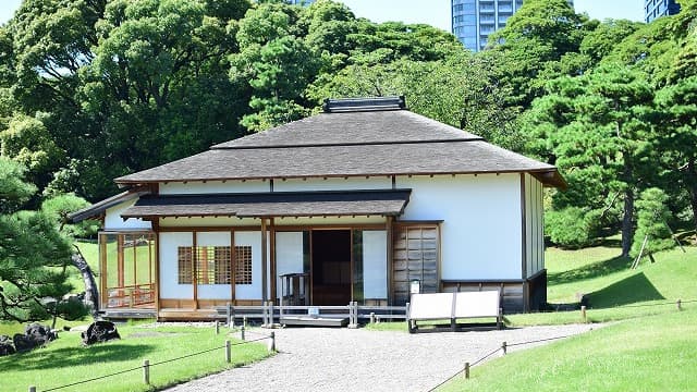 東京都中央区の浜離宮恩賜庭園の燕の御茶屋