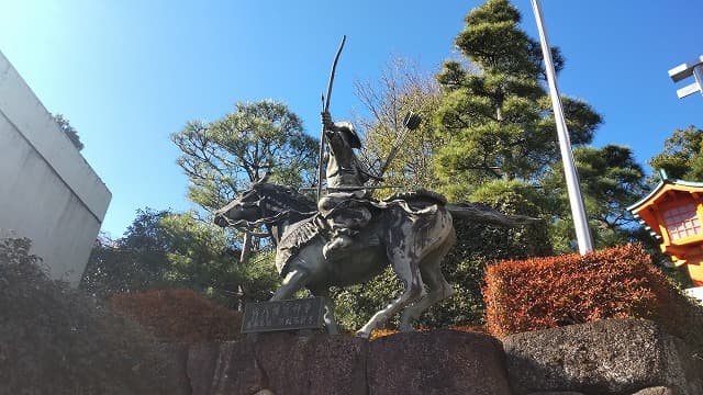東京都新宿区の流鏑馬像