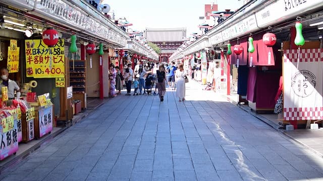 東京都台東区の浅草寺の仲見世通り