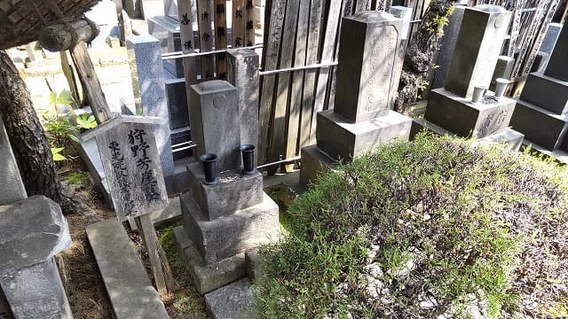 東京都台東区の長安寺の狩野芳崖墓