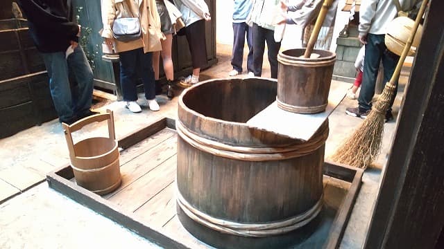 東京都江東区の旅行で訪れた観光名所、深川江戸資料館の長屋の井戸