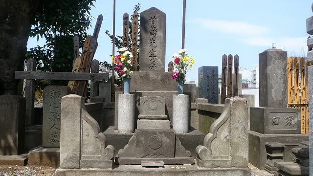 東京都目黒区の瀧泉寺（目黒不動尊）青木昆陽墓