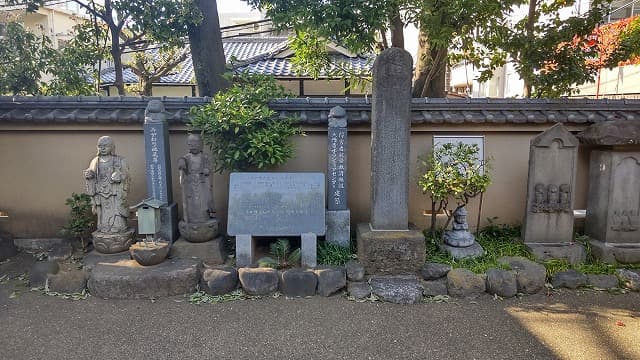 東京都目黒区の行人坂敷石造道供養碑