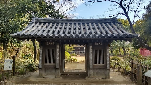 東京都中野区の旅行で訪れた観光名所、哲学堂公園の哲理門妖怪門