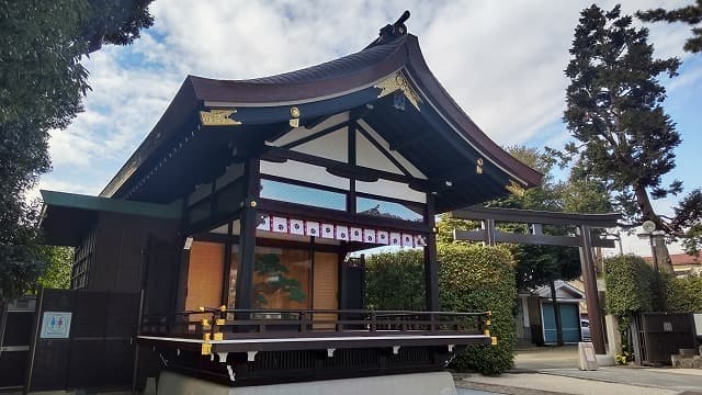 東京都中野区の旅行で訪れた観光名所、沼袋氷川神社の神楽殿