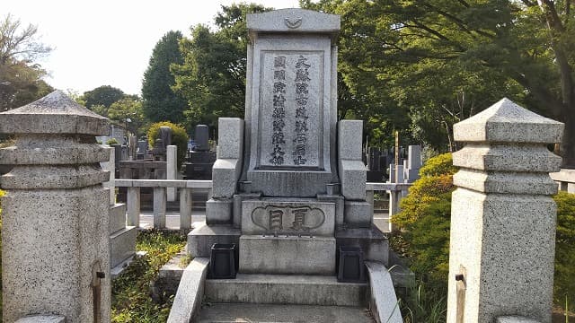 東京都豊島区の夏目漱石墓