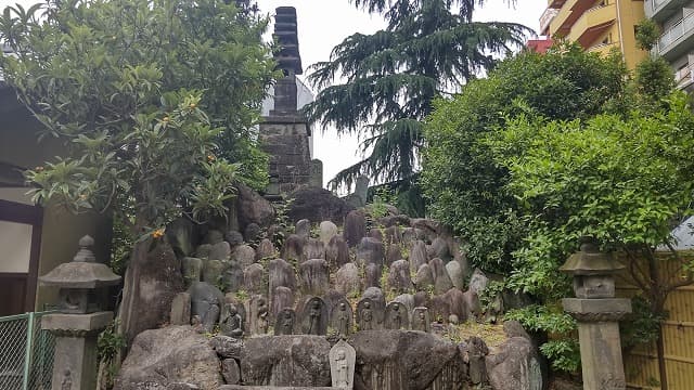 東京都荒川区の円通寺にある首塚・七重の塔