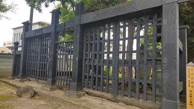 東京都荒川区の円通寺にある旧寛永寺黒門