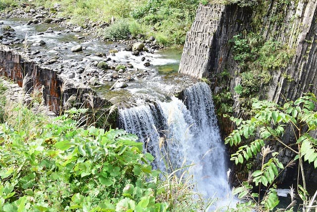 新潟県十日町市の旅行で訪れた観光名所、田代の七ツ釜(弁天滝)