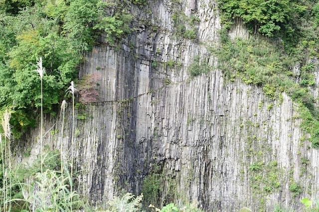 新潟県十日町市の旅行で訪れた観光名所、田代の七ツ釜(弁天滝)＿柱状節理