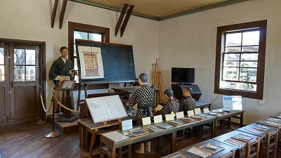 静岡県磐田市の旅行で訪れた観光名所、明治時代の授業風景