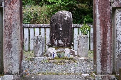 静岡県伊豆市の旅行で訪れた観光名所、源頼家の墓