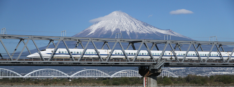 静岡県の旅行で訪れた観光名所、富士山と新幹線