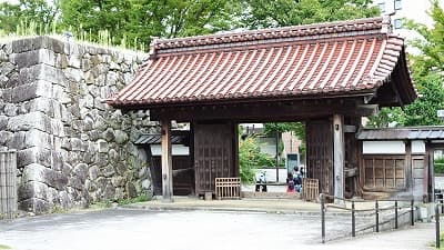 富山県富山市の旅行で訪れた観光名所、富山城址公園の千歳御門