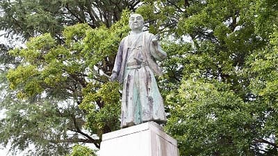 富山県富山市の旅行で訪れた観光名所、富山城址公園の前田正甫公像