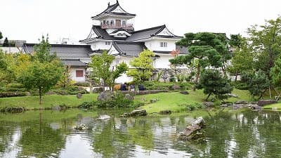 富山県富山市の旅行で訪れた観光名所、富山城址公園の佐藤記念美術館の前