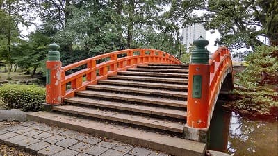 富山県富山市の旅行で訪れた観光名所、赤い橋