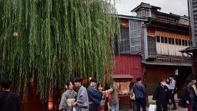 石川県金沢市の旅行で訪れた観光名所、ひがし茶屋街のひがし茶屋街広見側