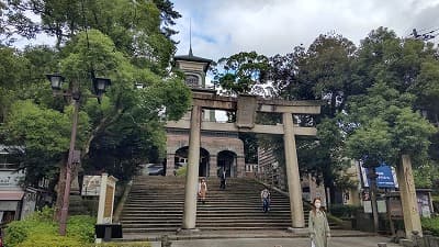 石川県金沢市の旅行で訪れた観光名所、尾山神社の鳥居と神門