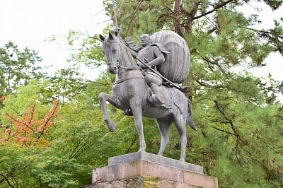 石川県金沢市の旅行で訪れた観光名所、尾山神社の前田利家公像