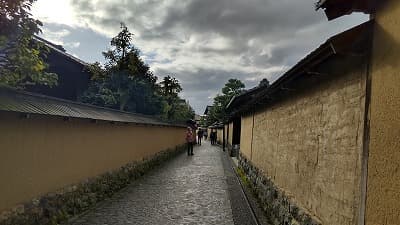 石川県金沢市の旅行で訪れた観光名所、長町武家屋敷跡の土塀と石畳の道