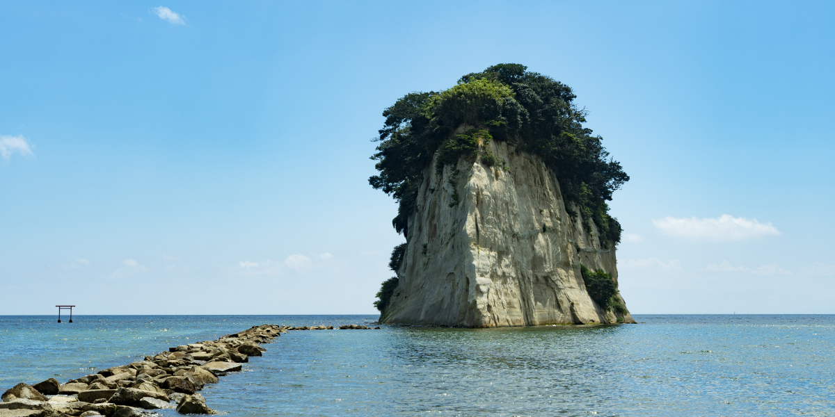 石川県珠洲市の旅行で訪れた観光名所、見附島