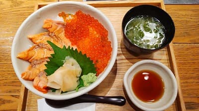 石川県で食べた炙りサーモンとイクラ丼