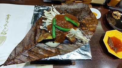 石川県で食べた海老と加賀野菜の朴葉焼き