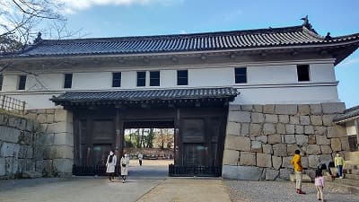 香川県丸亀市の旅行で訪れた観光名所、大手一の門