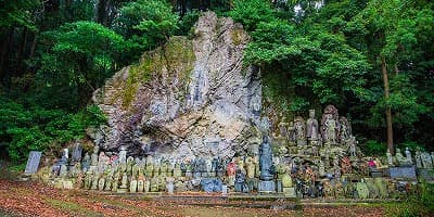 福岡県糟屋郡の旅行で訪れた観光名所、蜜蜂供養塔