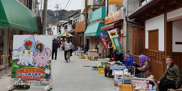 佐賀県唐津市の旅行で訪れた観光名所、呼子の朝市