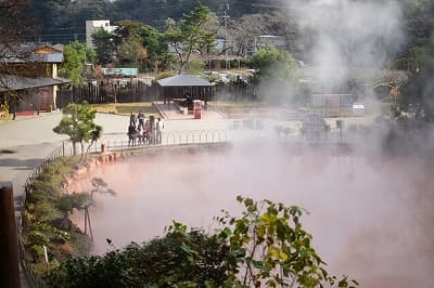 大分県別府市の旅行で訪れた観光名所、別府地獄めぐり（血の池地獄）