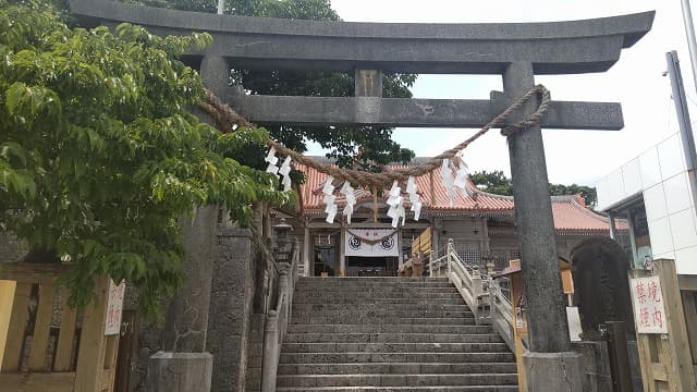 沖縄県宜野湾市の旅行で訪れた観光名所、普天満宮の鳥居