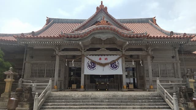 沖縄県宜野湾市の旅行で訪れた観光名所、普天満宮