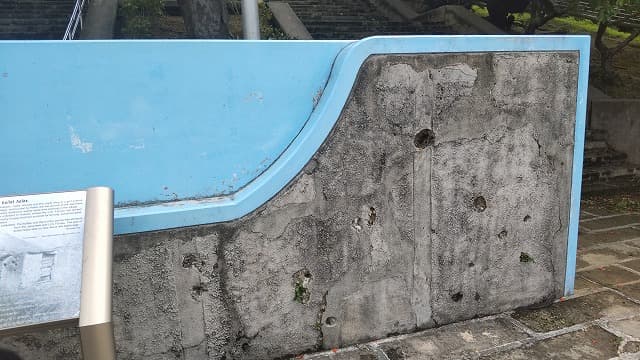 沖縄県宜野湾市の旅行で訪れた観光名所、嘉数高台公園の陣地濠