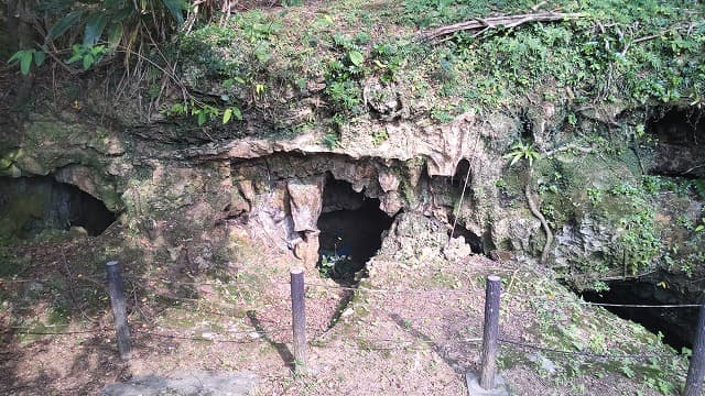 沖縄県宜野湾市の旅行で訪れた観光名所、マヤーガマ洞穴遺跡