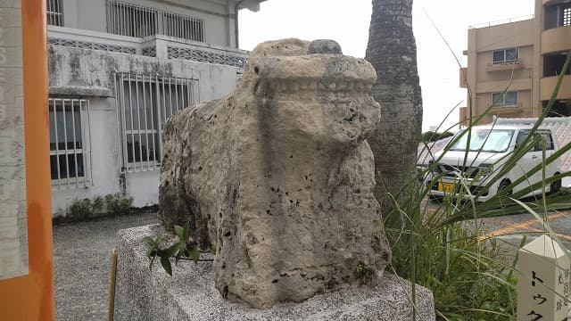 沖縄県宜野湾市の旅行で訪れた観光名所、喜友名石獅子群＿トゥクイリーグァー前のシーサー