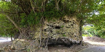 沖縄県石垣市の旅行で訪れた観光名所、津波大石