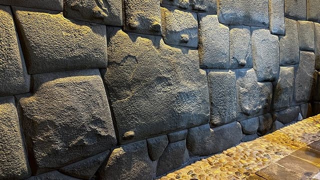ペルー・クスコの12角の石