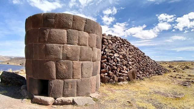 ペルー・プーノのシルスタニ遺跡チュルパ