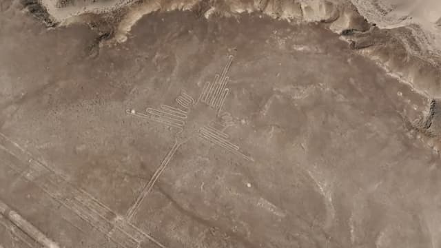 ペルー・イカのナスカの地上絵(ハチドリ)