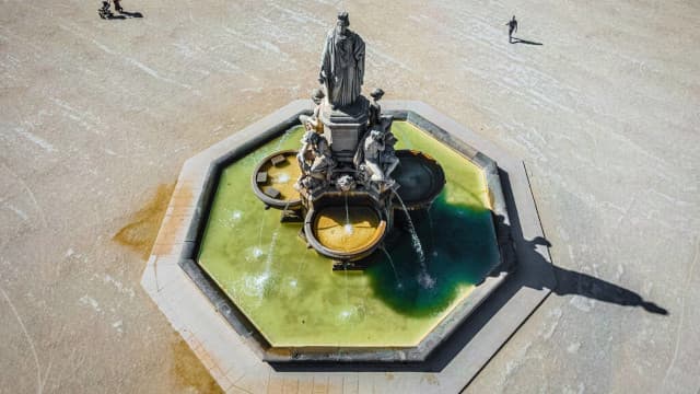 フランス・ガールのプラディエの噴水